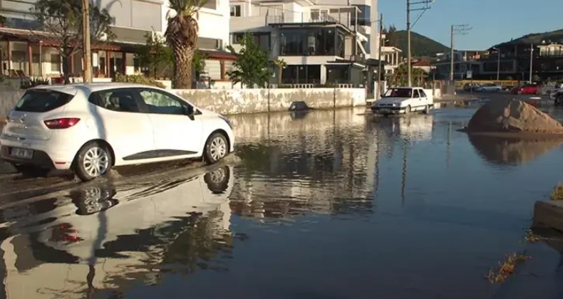 Balıkesir'de lodos nedeniyle deniz taştı, yollar göle döndü