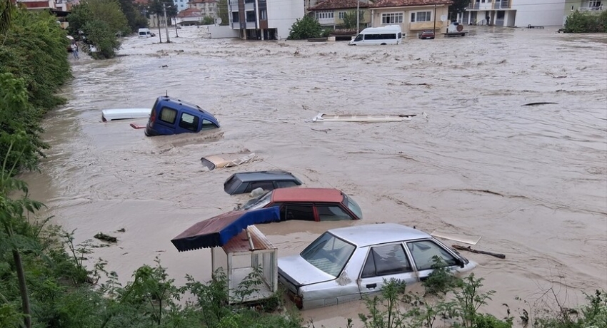 Bazı illerde sağanak hayatı olumsuz etkiledi
