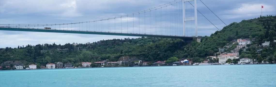 İstanbul Boğazı turkuaz renge büründü