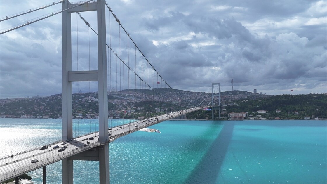 İstanbul Boğazı turkuaz renge büründü