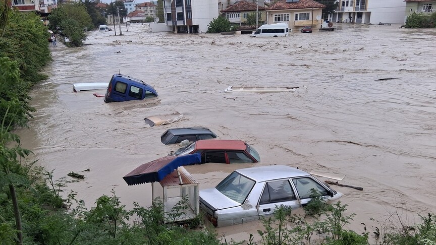 Bazı illerde sağanak hayatı olumsuz etkiledi