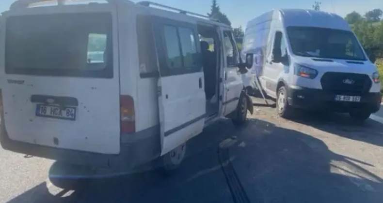 Minibüsler çarpıştı: 4 yaralı
