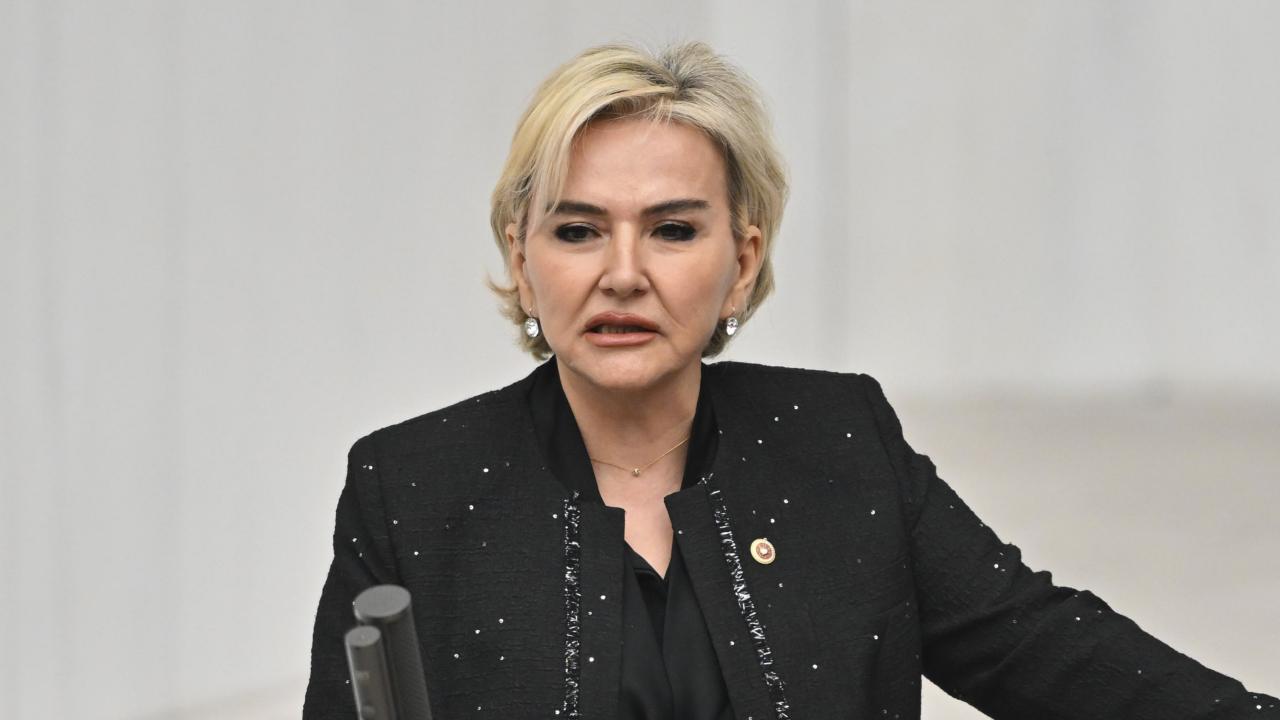 CHP'den istifa eden Nimet Özdemir AK Parti'ye katıldı