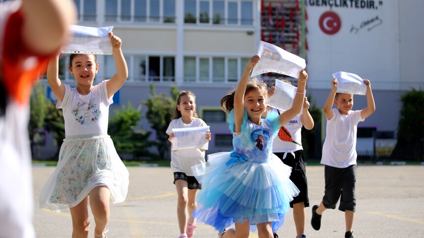 Yarın yaklaşık 18 milyon öğrenci için "karne zili" çalacak