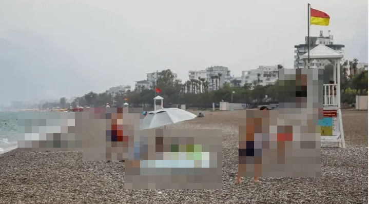 Yağmura aldırmadan yüzmeye devam ettiler