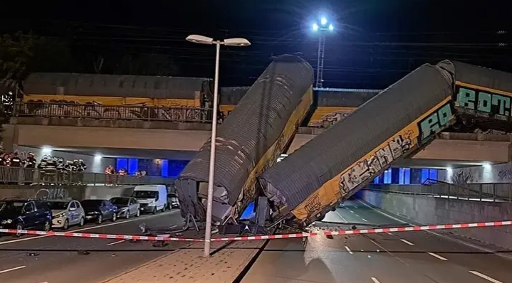 Almanya'da iki yük treni çarpıştı