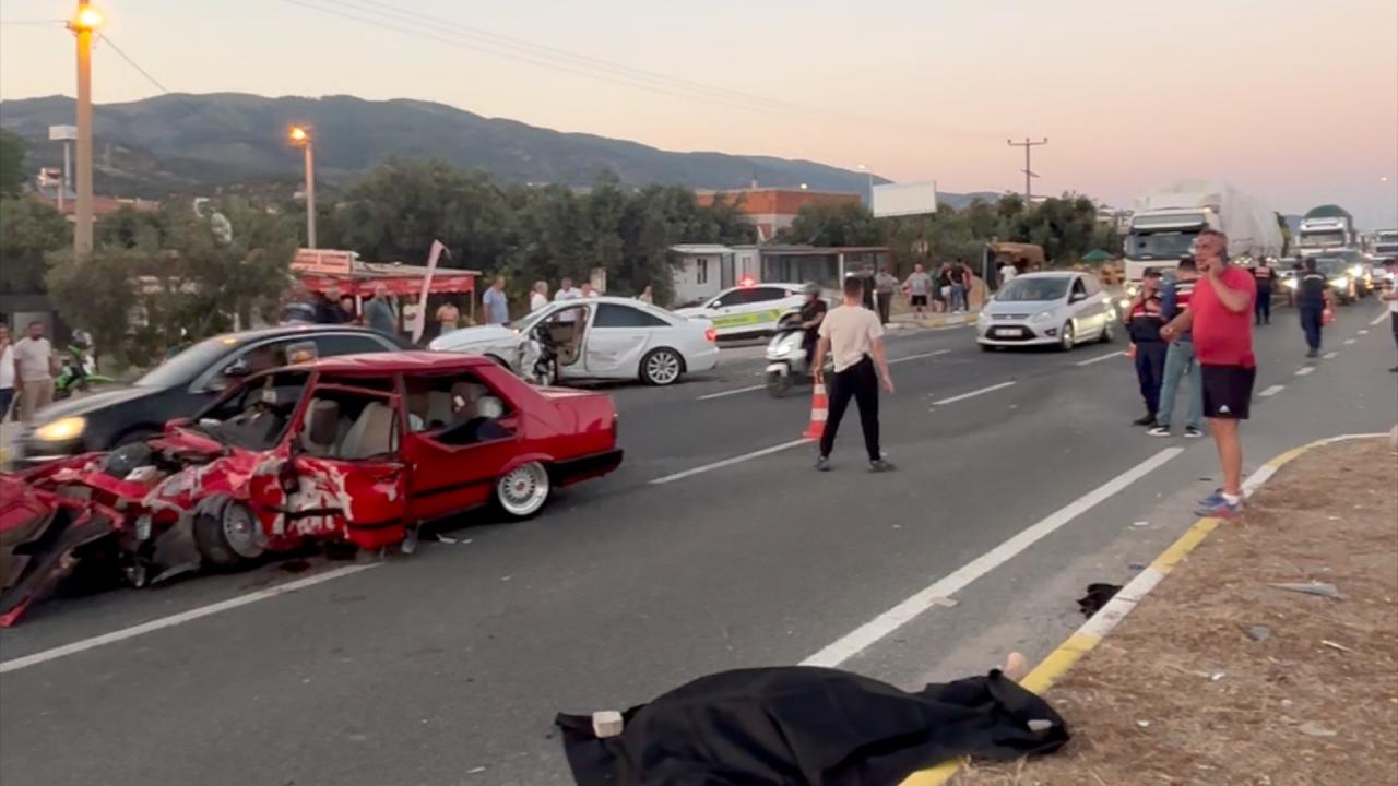Balıkesir'de iki otomobil çarpıştı: 2 kişi öldü