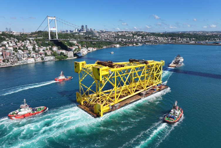 350 metrelik sondaj platformu İstanbul Boğazı’ndan geçti