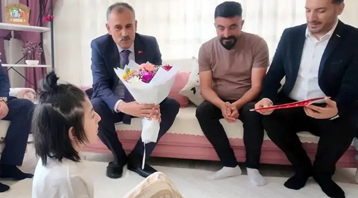 Evinde eğitim gören serebral palsili Elif 'in karnesini Vali Bozkurt verdi