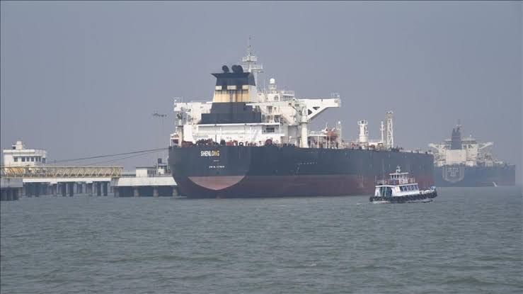 Suudi Arabistan ve İran petrolü taşıyan tankerler Hürmüz Boğazı'ndan geçti