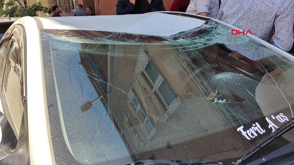  Evinin penceresinden otomobilin üstüne düşen yaşlı adam kurtarılamadı