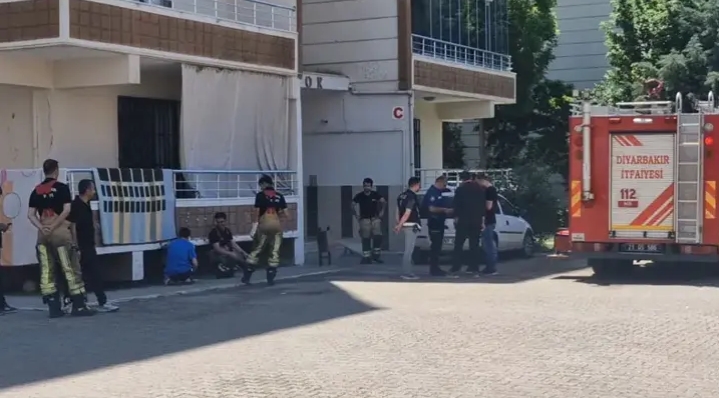 Evin çocuk odasında çıkan yangında 1 kişi dumandan etkilendi