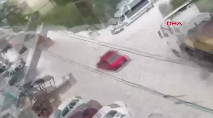 Ankara'da dolu ve sağanak hayatı olumsuz etkiledi