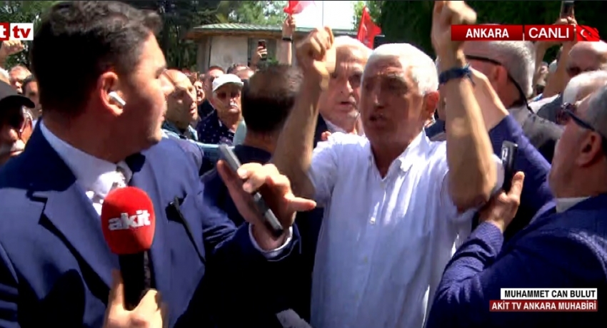 Özgür Özel'in vandallarından Akit TV muhabirine alçak saldırı