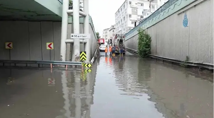 Güngören’de alt geçidi su bastı, araç kuyruğu oluştu
