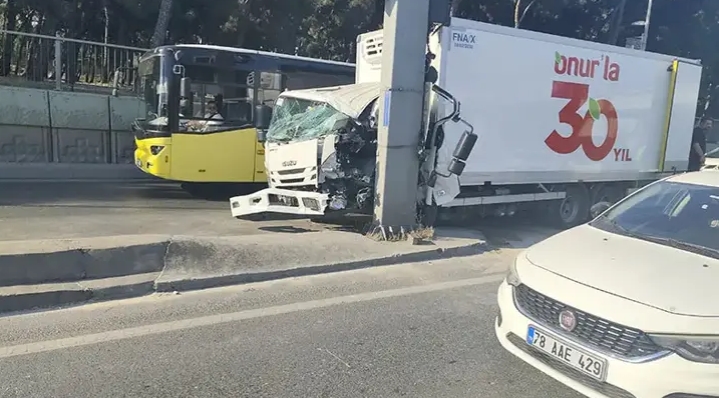 Bahçelievler D-100'de kamyonet direğe çarptı; şoför yaralandı
