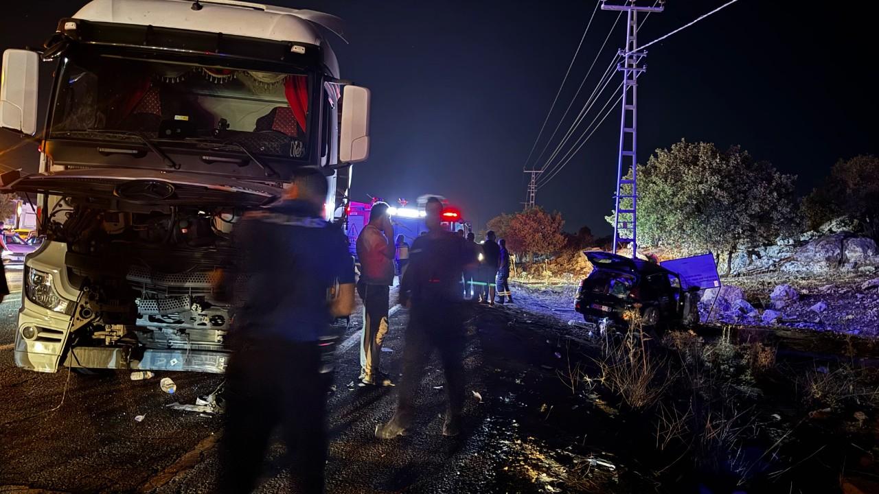 Kamyon ile otomobil çarpıştı: 1'i çocuk 3 kişi hayatını kaybetti