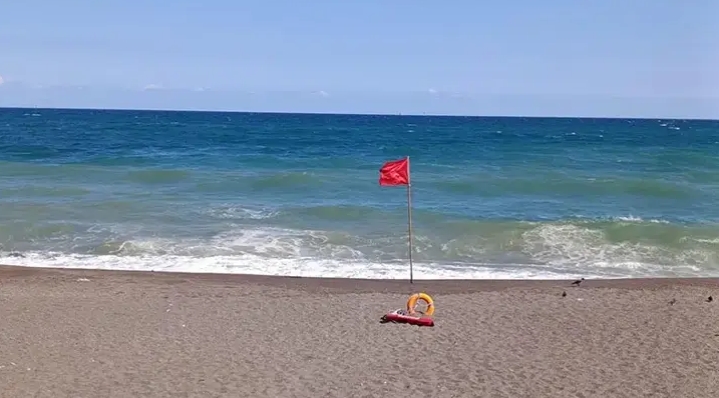 Akçakoca’da olumsuz hava şartları nedeniyle denize girmek yasaklandı