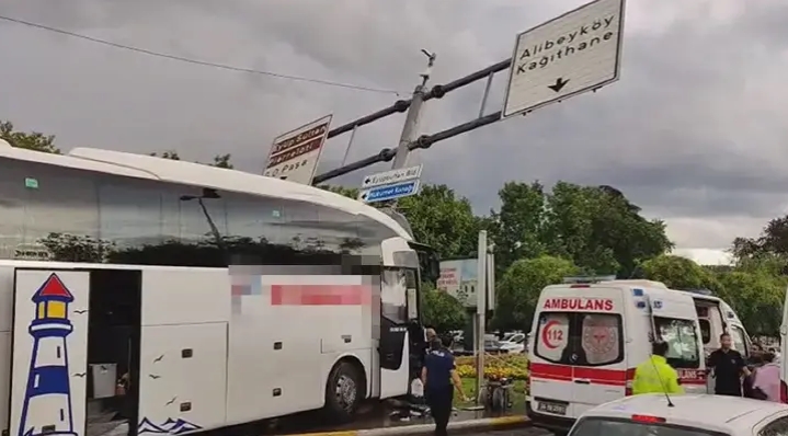 Eyüpsultan'da yolcu otobüsü otomobile çarptı; yaralılar var
