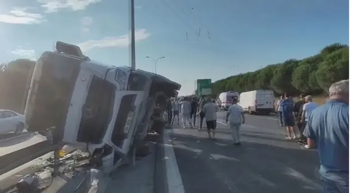 Büyükçekmece'de beton tankeri devrildi; yol trafiğe kapatıldı