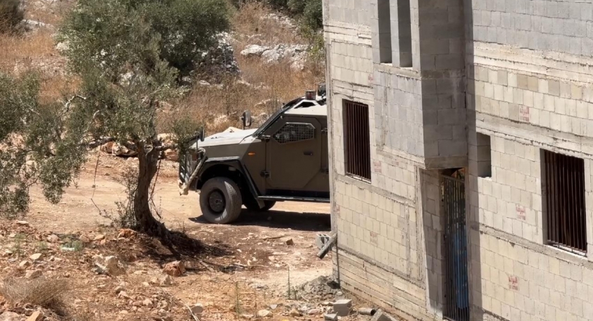 Batı Şeria'da bir İsraillinin, askeri üniforma giyerek Filistinlileri darbettiği ortaya çıktı
