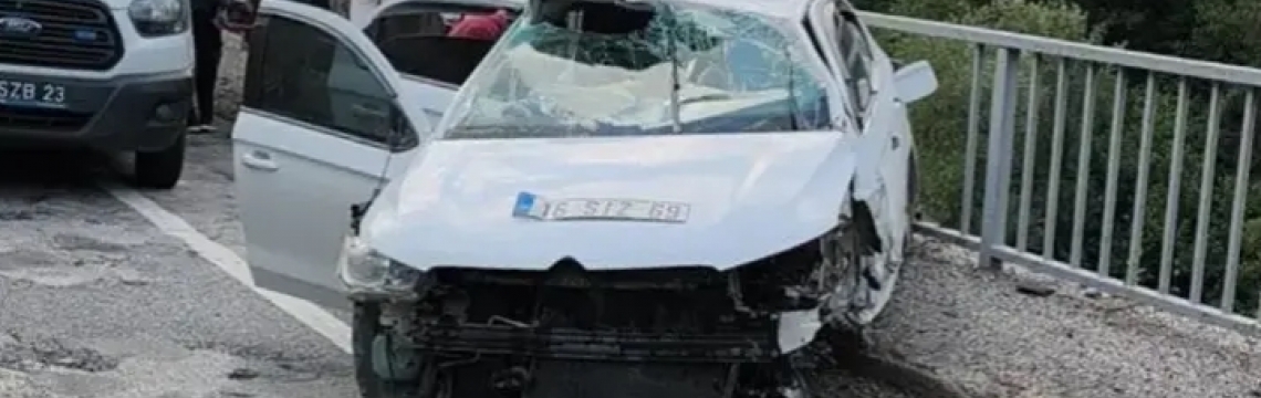 Bursa'da otomobil köprü üzerindeki bariyerlere çarptı: 5 yaralı