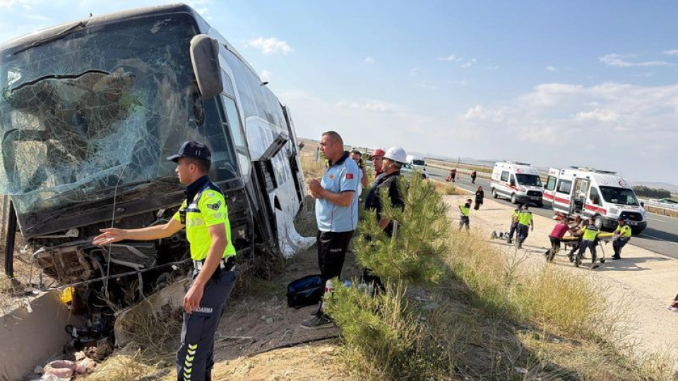 44 kişi yaralandı! Yolcu otobüsü devrildi
