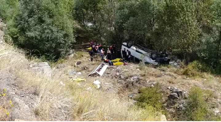 Sivas'ta yolcu minibüsü uçuruma devrildi: 4 ölü, 10 yaralı