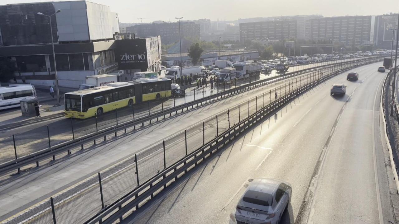 Küçükçekmece D-100'de otomobil, İETT otobüsüne çarptı: 3 ölü