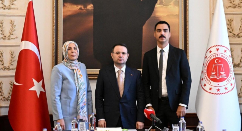 Bakan Gürlek, Muhsin Yazıcıoğlu'nun ailesini kabul etti