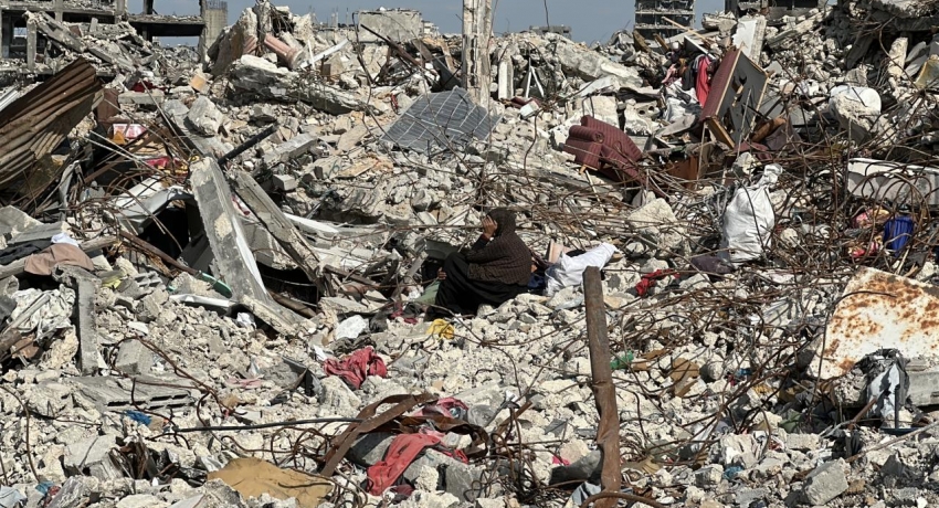 Gazze'de katil İsrail saldırısında yıkılan evin enkazından 13 Filistinlinin cenazesi çıkarılıyor