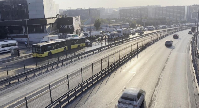 Küçükçekmece D-100'de otomobil, İETT otobüsüne çarptı: 3 ölü