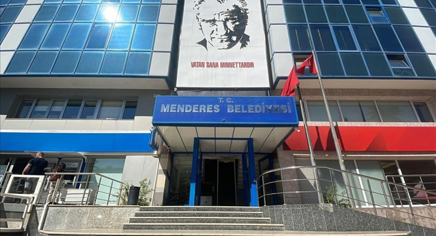 Menderes Belediyesine operasyon: 13 gözaltı