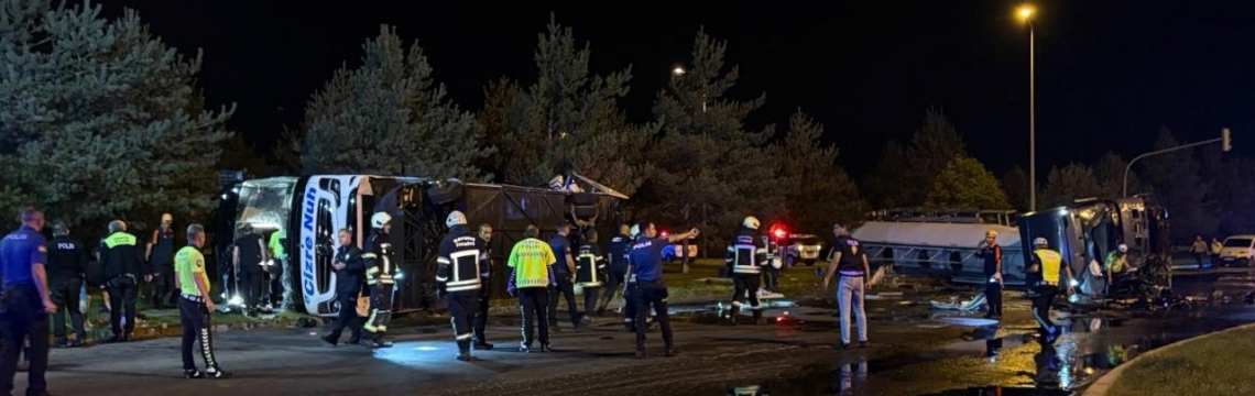 Yolcu otobüsü benzin tankeriyle çarpıştı: 35 yaralı