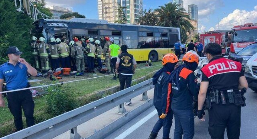 Zeytinburnu'nda İETT otobüsü bahçe duvarına çarptı