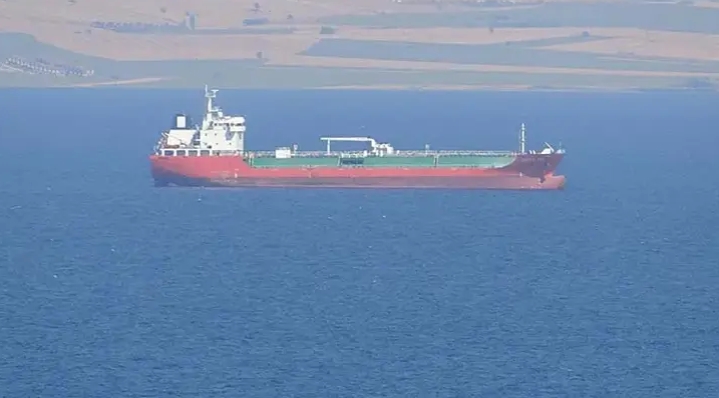 Çanakkale'de bacasında yangın çıkan gemi demirletildi