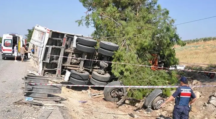 Yolcu otobüsü, kamyona arkadan çarptı: 1 ölü, 7 yaralı
