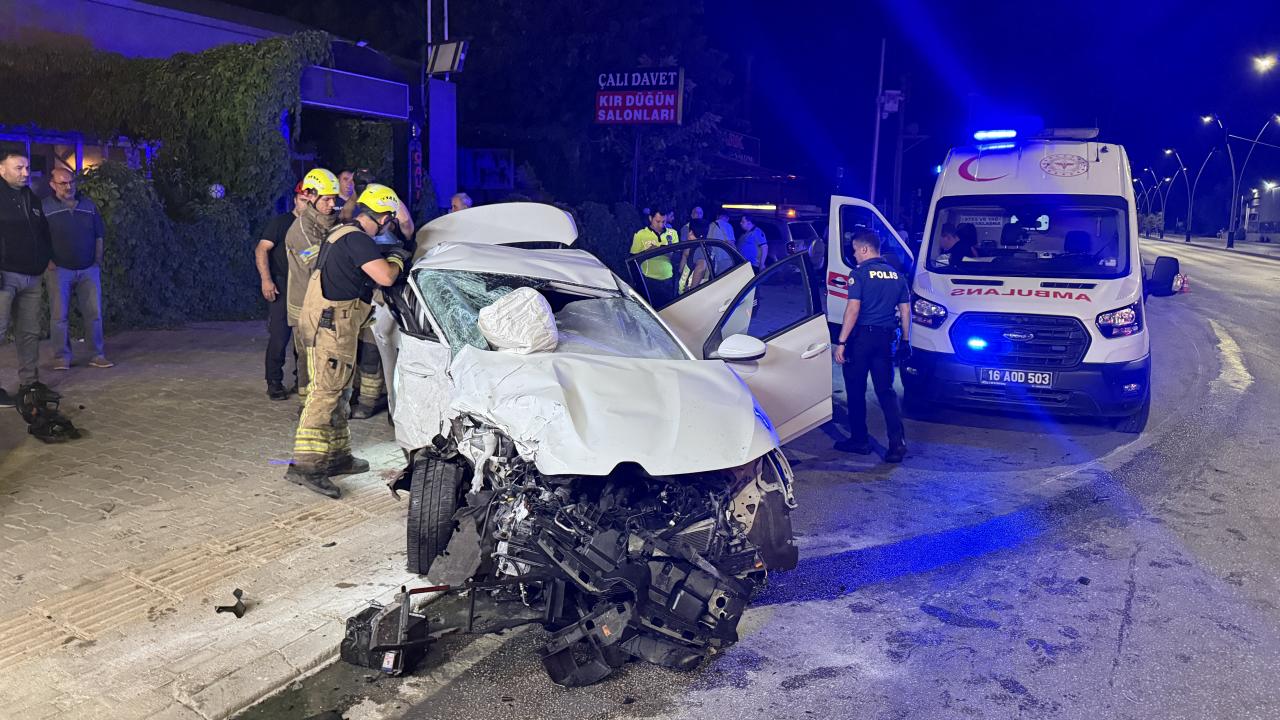 Bursa'da iki otomobilin çarpıştığı kazada 2 kişi öldü