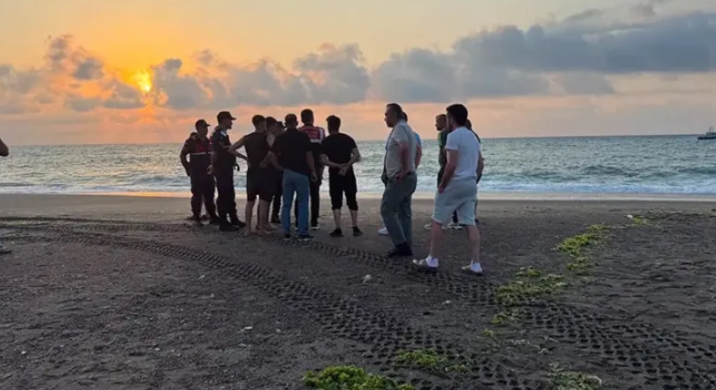Denizde boğulma tehlikesi geçiren kuzenlerden biri kurtarıldı, diğeri kayıp