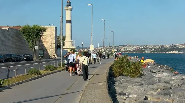 İstanbul'da sıcaktan bunalanlar Sarayburnu Sahili'nde serinledi