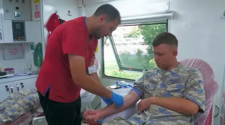 Hava Kuvvetleri Karargahı personelinden Kızılay'a kan bağışı