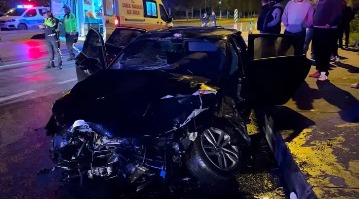 Maltepe’de iki otomobil çarpıştı: 2’si ağır 11 yaralı