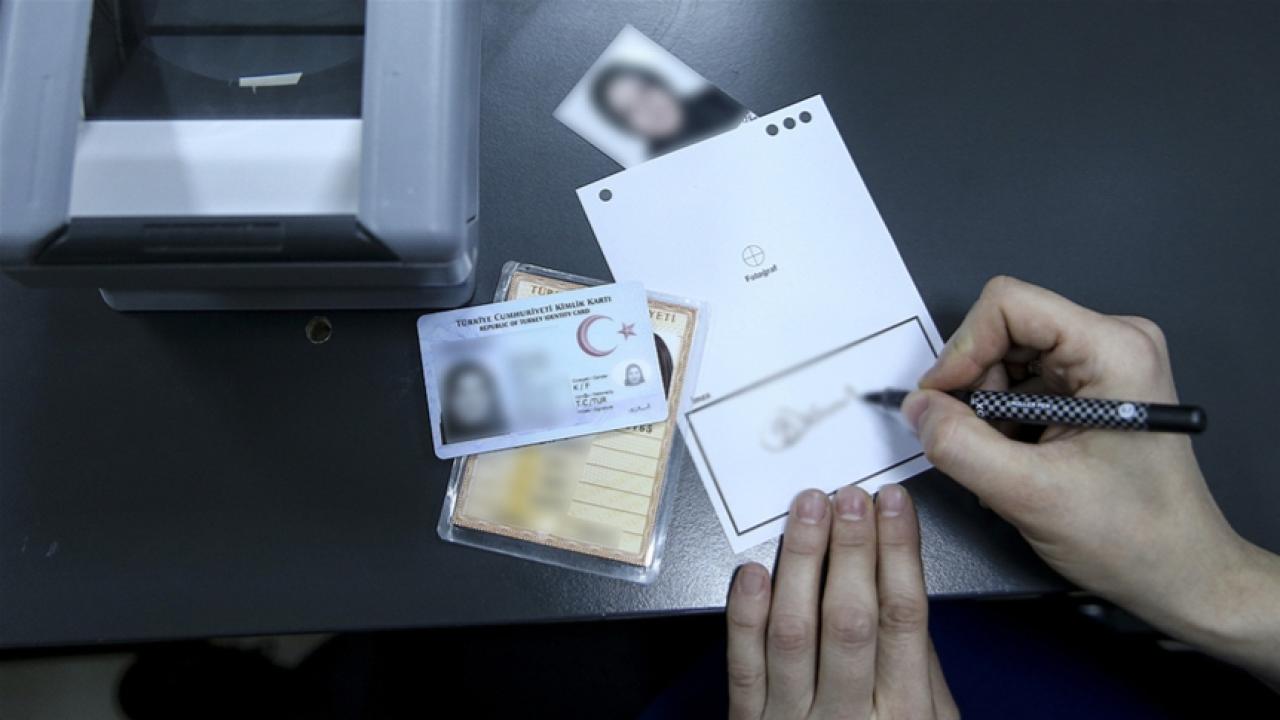 Usulsüz yollarla Türk vatandaşlığı kazandıran şebekeye operasyon: 72 gözaltı