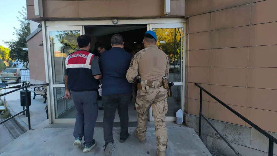 İzmir’de FETÖ operasyonu: 21 gözaltı