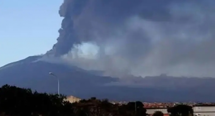 Etna Yanardağı'nın kül püskürtmesi nedeniyle Katanya Havalimanı uçuşlara kapatıldı