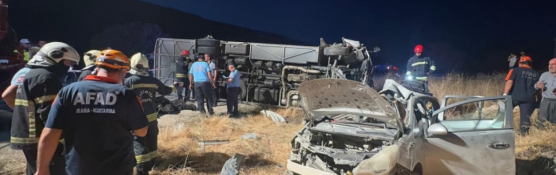 Gaziantep'te yolcu midibüsü ile otomobil çarpıştı: 7 ölü, 13 yaralı