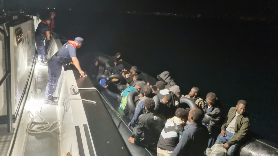 İzmir'de 19 düzensiz göçmen kurtarıldı