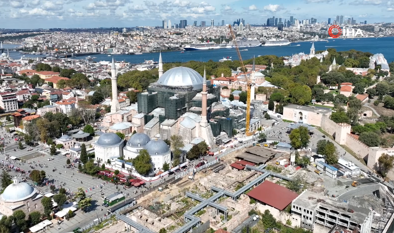 Ayasofya'ya bakan şaşırdı: Tüm çatıya kaplandı 