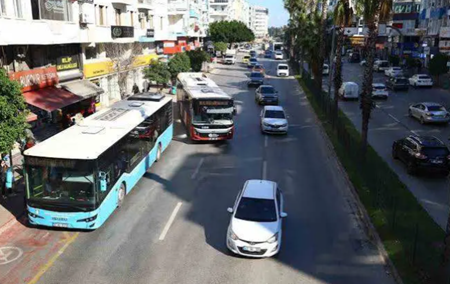 Otobüste unutuldu: Oyuncak sandı kanlı canlı çıktı