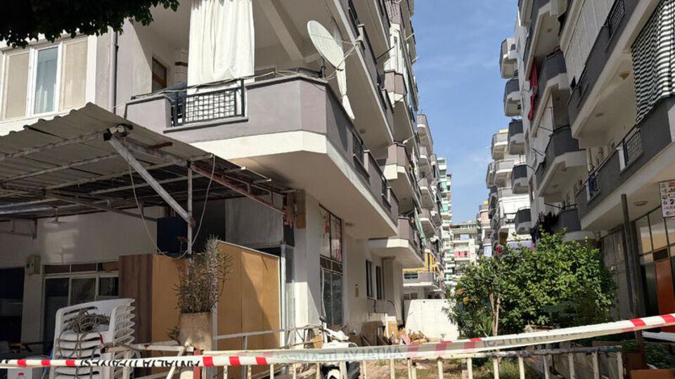 Kız kardeşini balkondan attı iddiası!